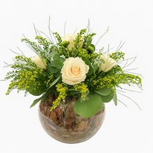 Load image into Gallery viewer, Centrotavola con rose avorio stabilizzate in vaso sferico di vetro. Spedizione gratuita