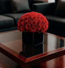 Carica l&#39;immagine nel visualizzatore di Gallery, Composizione Rose Stabilizzate Rosse in Vaso Nero Lucido – Design Luxury Spedizione Gratuita.