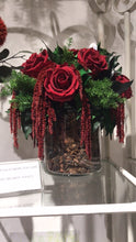 Load image into Gallery viewer, Bouquet con Rose Stabilizzate. Vaso 12 cm. Spedizione Gratuita