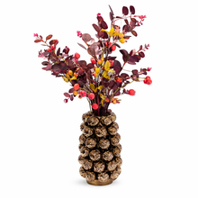 Load image into Gallery viewer, Composizione Floreale Luxury Bordeaux con Bacche Decorative e Vaso Scultoreo. Spedizione gratuita.