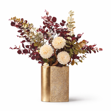 Load image into Gallery viewer, Composizione Floreale Burgundy &amp; Champagne in Vaso Oro – Fiori Artificiali Luxury. Spedizione Gratuita