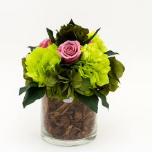 Charger l&#39;image dans la galerie, Composizione Floreale con Ortensie Stabilizzate Verde Mela e Verde Scuro e Rose Rosa Antico. Spedizione Gratuita.