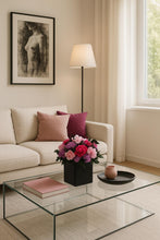 Charger l&#39;image dans la galerie, Composizione con Ortensie Stabilizzate in Vaso Nero di Design. Spedizione Gratuita