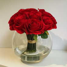 Carica l&#39;immagine nel visualizzatore di Gallery, Composizione con Rose Rosse Artificiali in Vaso con Effetto Acqua – Eleganza Moderna Spedizione Gratuita