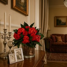 Charger l&#39;image dans la galerie, Composizione di Rose Rosse Stabilizzate in Vaso di Vetro – Eleganza Senza Tempo. Spedizione Gratuita