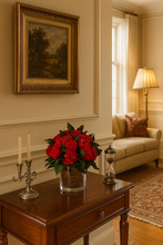 Charger l&#39;image dans la galerie, Composizione di Rose Rosse Stabilizzate in Vaso di Vetro – Eleganza Senza Tempo. Spedizione Gratuita