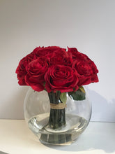 Laden Sie das Bild in den Galerie-Viewer, Bouquet Rose Artificiali con effetto acqua. Spedizione Gratuita