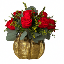 Charger l&#39;image dans la galerie, Composizione di Rose Rosse Stabilizzate con Fogliame in Vaso Oro. Spedizione Gratuita