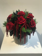 Laden Sie das Bild in den Galerie-Viewer, Bouquet con Rose Stabilizzate. Vaso 12 cm. Spedizione Gratuita