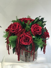 Cargar imagen en el visor de la galería, Bouquet con Rose Stabilizzate. Vaso 12 cm. Spedizione Gratuita