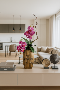 Orchidea Fucsia Real Touch in Vaso Dorato Geometrico – Eleganza Moderna. Spedizione Gratuita
