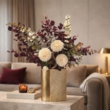 Load image into Gallery viewer, Composizione Floreale Burgundy &amp; Champagne in Vaso Oro – Fiori Artificiali Luxury. Spedizione Gratuita