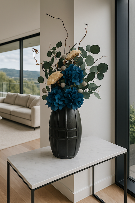 Composizione con Ortensie Blu e Fiori Stabilizzati in Vaso Nero di Design Spedizione Gratuita