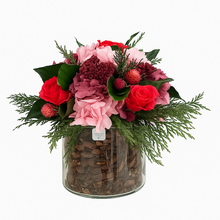 Laden Sie das Bild in den Galerie-Viewer, Composizione Floreale Stabilizzata con Ortensie, Rose e Verdi in Vaso di Vetro. Spedizione Gratuita.