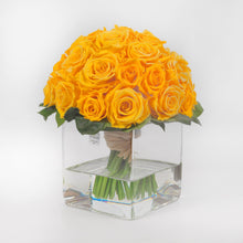 Cargar imagen en el visor de la galería, Bouquet con Rose stabilizzate realizzato con effetto acqua. Déco Fleurs - Composizioni di fiori artificiali Fiori Finti Roma Fiori artificiali Roma