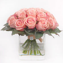 Laden Sie das Bild in den Galerie-Viewer, Bouquet con Rose stabilizzate realizzato con effetto acqua.  Déco Fleurs - Composizioni di fiori artificiali Fiori Finti Roma Fiori artificiali Roma
