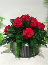 Laden Sie das Bild in den Galerie-Viewer, Bouquet con Rose Stabilizzate